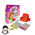 مجموعه‌ای از کارت‌های بازی فکری دوکارتی انگلیسی که روی یک میز چوبی چیده شده‌اند؛ برخی کارت‌ها به رو و برخی به پشت قرار دارند. کارت‌های رویی تصاویری رنگارنگ از اشیاء مختلف با نام انگلیسی آن‌ها را نمایش می‌دهند. در کنار کارت‌ها، صفحه بازی پلاستیکی و راهنمای بازی نیز دیده می‌شود که نشانگر یک بازی کامل آموزشی و سرگرم‌کننده برای کودکان است.