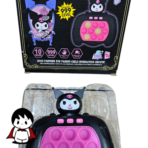 کنسول بازی پاپیت گیم کرومی موزیکال با بدنه درخشان کرومی | نمای نزدیک از دکمه‌های چراغدار پاپت گیم موزیکال | دست کودک در حال بازی سرعتی با پاپ ایت برقی کرومی | مجموعه‌ای از پاپیت گیم‌های کرومی در رنگ‌های متنوع