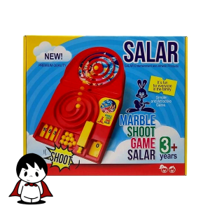 بازی فکری و حرکتی ماربل شوت سالار | کودکی در حال بازی با ماربل شوت برای تقویت تمرکز | نمای نزدیک از توپ‌های رنگی و مسیرهای مارپیچ بازی ماربل شوت | صفحه بازی قرمز رنگ ماربل شوت سالار