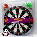 تخته دارت سوزنی کامپکت ۱۲ اینچ نصب شده روی دیوار اتاق, نمای بسته از سطح روکارتی دارت ۱۲ اینچ, کودکی در حال پرتاب تیر به سمت تخته دارت کامپکت