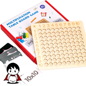صفحه بازی دوز جدول ضرب ۱۰ در ۱۰ با مهره ها | دو کودک در حال انجام بازی آموزشی دوز جدول ضرب | نمای نزدیک از اعداد روی صفحه بازی جدول ضرب