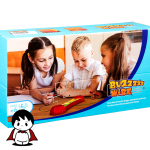 یک دستگاه بازی اعصاب سنج با بدنه پلاستیکی رنگارنگ روی یک میز قرار دارد. مسیر فلزی پر پیچ و خم در مرکز دستگاه دیده می‌شود و یک دست در حال هدایت حلقه‌ای فلزی در طول این مسیر است. یک چراغ LED قرمز روی دستگاه روشن شده که نشان‌دهنده برخورد حلقه با میله و وقوع خطا است. این تصویر به خوبی ماهیت چالشی و هیجان‌انگیز بازی را به نمایش می‌گذارد.