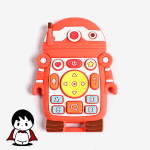 دندان گیر کودک سیلیکونی نارنجی مدل ربات, نوزاد در حال استفاده از دندانگیر رباتی, ابعاد دندانگیر کودک طرح ربات, بافت‌های برجسته روی دندانگیر سیلیکونی, نمای نزدیک از دندانگیر ایمن نوزاد