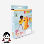 یک کیسه بوکس بادی اینتکس مدل دایناسور رنگ با جزئیات زرد و آبی، به صورت ایستاده در یک اتاق کودک با پس‌زمینه سفید قرار دارد. دایناسور کارتونی چشمانی درشت و لبخندی دوستانه دارد. این تصویر به خوبی ماهیت سرگرم‌کننده، ایمن و رنگارنگ این اسباب بازی بادی را برای افزایش تحرک کودکان نشان می‌دهد.