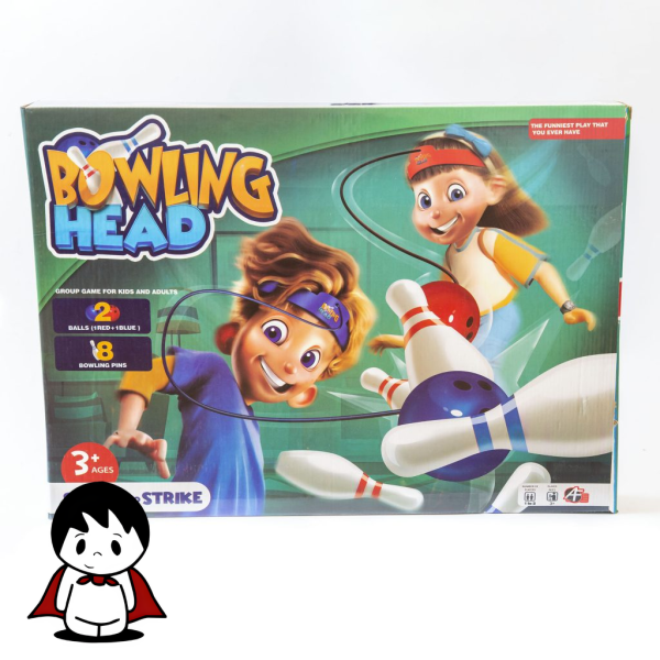 دو کودک در یک اتاق نشیمن با هیجان در حال انجام بازی بولینگ هد هستند. یکی از آنها با هدبند قرمز و دیگری با هدبند آبی، سعی دارند با حرکت سر خود، توپ آویزان را به سمت پینهای بولینگ رنگارنگ که روی زمین چیده شدهاند، پرتاب کنند. تصویر به خوبی حس شادی، تحرک و رقابت دوستانه این بازی خانوادگی را منتقل میکند.