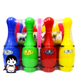 ست کامل بولینگ اسباب بازی بزرگ رنگارنگ با ده پین و دو توپ | کودک در حال بازی با بولینگ اسباب بازی بزرگ | نمای نزدیک پین های رنگی اسباب بازی بولینگ