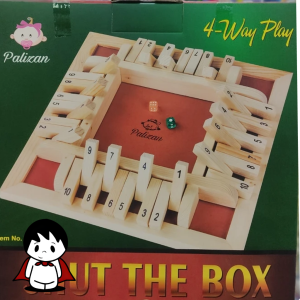 جعبه چوبی بازی فکری کانوگا Shut the Box, نمای بالای بازی رومیزی Shut the Box با تاس, فرد در حال بازی فکری کانوگا, کاشی‌های عددی بازی استراتژیک Shut the Box