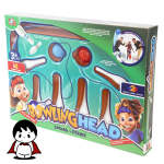 دو کودک در یک اتاق نشیمن با هیجان در حال انجام بازی بولینگ هد هستند. یکی از آن‌ها با هدبند قرمز و دیگری با هدبند آبی، سعی دارند با حرکت سر خود، توپ آویزان را به سمت پین‌های بولینگ رنگارنگ که روی زمین چیده شده‌اند، پرتاب کنند. تصویر به خوبی حس شادی، تحرک و رقابت دوستانه این بازی خانوادگی را منتقل می‌کند.