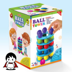 یک برج چند طبقه ساخته شده از دیسک‌های چوبی گرد که روی یک سطح سفید قرار دارد. برج توپ کودک روی هر دیسک، حفره‌هایی برای قرار گرفتن توپ‌ها وجود دارد. چندین توپ کوچک و رنگارنگ (قرمز، آبی، زرد، سبز و...) روی طبقات مختلف برج با دقت چیده شده‌اند. در کنار برج، یک تاس چوبی با وجه‌های رنگی و چند توپ رنگی دیگر به همراه کیسه پارچه‌ای بازی دیده می‌شود. یک دست کودک در حال قرار دادن یک توپ جدید روی بالاترین طبقه برج است.