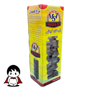 یک برج ۱۶ طبقه جنگا ساخته شده از بلوک‌های چوبی به رنگ چوب طبیعی که روی یک سطح صاف قرار گرفته است. برج کمی کج و نامتعادل به نظر می‌رسد که نشان‌دهنده مراحل حساس بازی است. یک دست در حال تلاش برای بیرون کشیدن با دقت یک بلوک چوبی از قسمت‌های میانی برج است. در کنار برج، یک تاس چوبی کوچک قرار دارد. پس‌زمینه تصویر ساده و متمرکز بر روی بازی است.