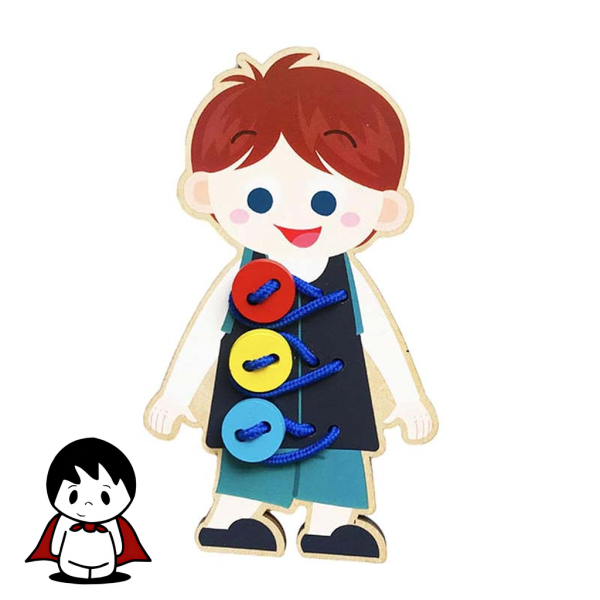 بازی مونته سوری نخ و دکمه پسرانه,کودک در حال رد کردن نخ از دکمه چوبی,ست اسباب بازی دوختنی چوبی,قطعات چوبی طرح ماشین و نخ,آموزش بستن دکمه با اسباب بازی