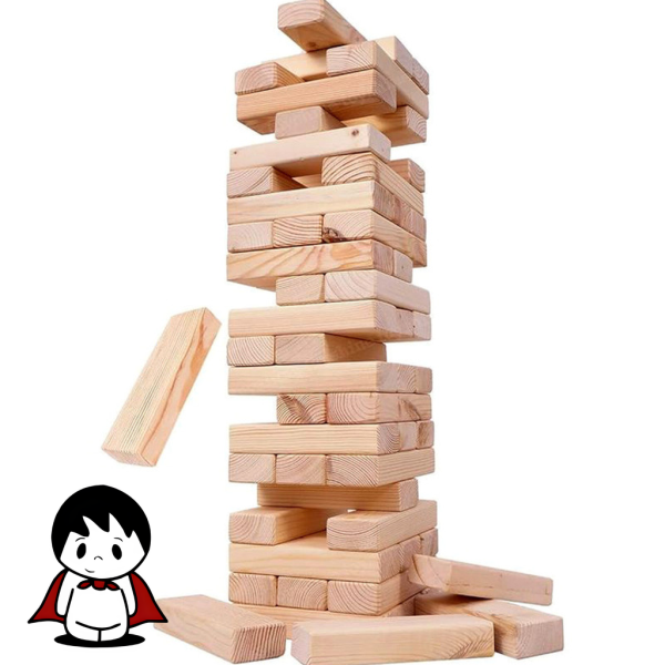 یک برج ۱۶ طبقه ساخته شده از بلوکهای چوبی به رنگ چوب طبیعی که روی یک سطح صاف قرار گرفته است. برج کمی کج و نامتعادل به نظر میرسد که نشاندهنده مراحل حساس بازی است. یک دست در حال تلاش برای بیرون کشیدن با دقت یک بلوک چوبی از قسمتهای میانی برج است. در کنار برج، یک تاس چوبی کوچک قرار دارد. پسزمینه تصویر ساده و متمرکز بر روی بازی است.
