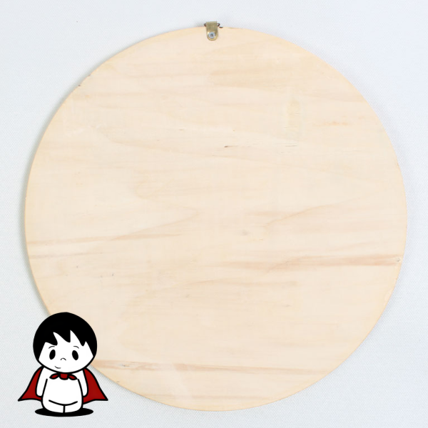 صفحه بازی فکری رینگا زینگو با میلههای قرار گرفته روی آن، در کنار حلقههای رنگی که به صورت استراتژیک چیده شدهاند. تصویر حس یک رقابت ذهنی هوشمندانه و مدرن را روی یک پسزمینه روشن منتقل میکند.