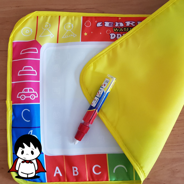 سفره جادویی نقاشی با آب, کودک در حال نقاشی روی زیرانداز جادویی, ماژیک آبی مخصوص سفره نقاشی, نقاشی رنگارنگ روی مجیک مت