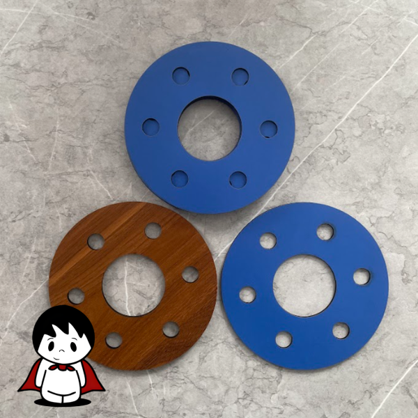 یک برج چند طبقه ساخته شده از دیسکهای چوبی گرد که روی یک سطح سفید قرار دارد. روی هر دیسک، حفرههایی برای قرار گرفتن توپها وجود دارد. چندین توپ کوچک و رنگارنگ (قرمز، آبی، زرد، سبز و...) روی طبقات مختلف برج با دقت چیده شدهاند. در کنار برج، یک تاس چوبی با وجههای رنگی و چند توپ رنگی دیگر به همراه کیسه پارچهای بازی دیده میشود. یک دست کودک در حال قرار دادن یک توپ جدید روی بالاترین طبقه برج است.